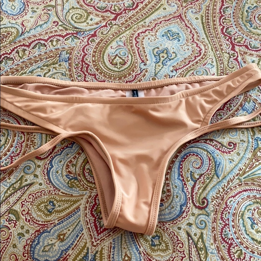 NWOT Tobi bikini bottom size small.